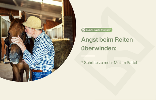 Ein alter Mann umarmt glücklich sein Pferd. Damit du deine Angst beim Reiten überwinden kannst, lies unsere 7 Tipps!